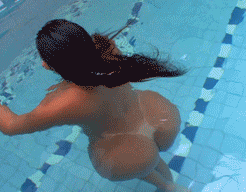 grosse femme nue dans la piscine